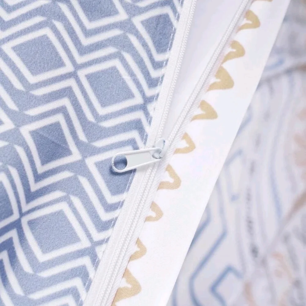 Geometric Pattern Duvet Cover Set Without Filler in Queen SZ.